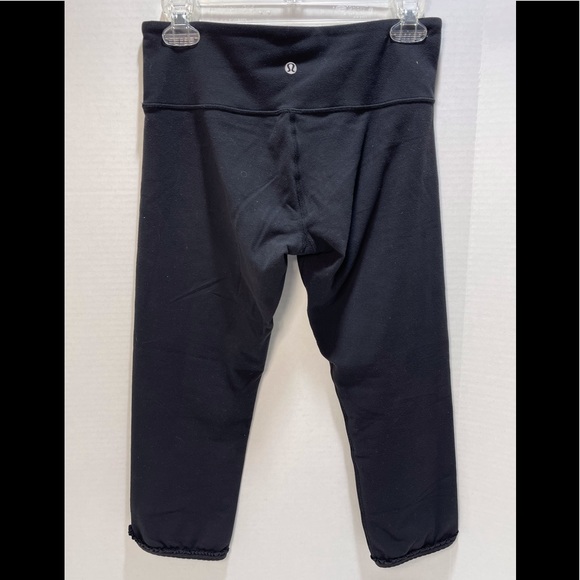 Lululemon Crop Leggings Ruffle Panels Capri Yoga Black Pants Women’s Size 8. - Picture 2 of 8